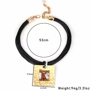 Détail du grand pendentif carré doré martelé avec cordon tressé et dimensions