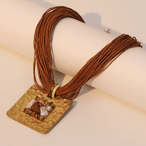 Collier ethnique en cordon de cire avec pendentif carré martelé doré et incrustation