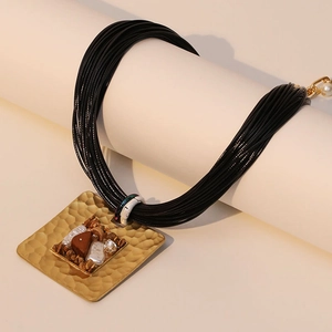 Collier ethnique en cordon ciré avec grand pendentif carré doré martelé et pierres