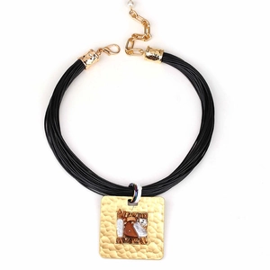 Collier artisanal en cordon noir avec pendentif carré doré martelé orné de pierres