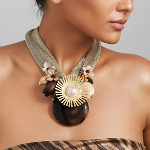 Collier maille dorée avec pendentif tournesol en acrylique et pierres en résine