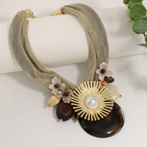 Collier bohème en maille dorée avec pendentif tournesol et perles en acrylique brun