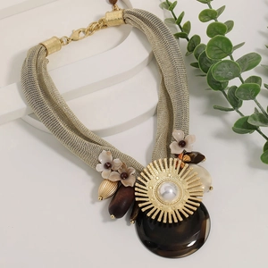 Collier à maille dorée orné d'un pendentif tournesol et de pierres en acrylique brun