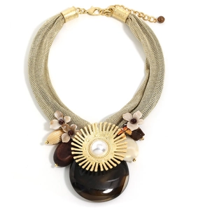 Collier plastron doré en maille avec pendentif soleil et pierre acrylique brune