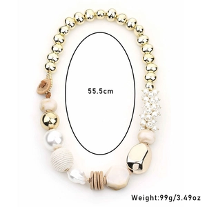 Dettaglio della collana fatta a mano con perle finte e legno, lunghezza 55,5 cm