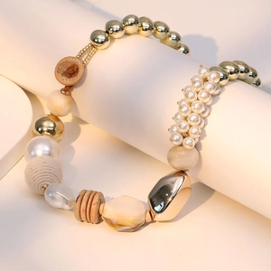 Collana artigianale di perle e legno con dettagli dorati in stile vintage