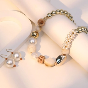 Set collana intrecciata a mano e orecchini di perle con perline di metallo e legno