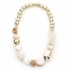 Collana artigianale con perle e perline di legno e accenti dorati in stile boho