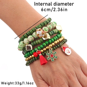 Détail de bracelets de Noël multicouches en perles avec breloques Père Noël et flocon