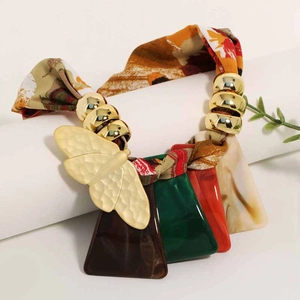 Boho-Stoffhalskette mit goldenem Schmetterling und bunten Harzanhängern