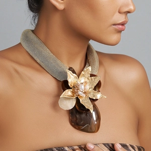 Collier plastron en maille dorée avec fleur en perles et grand pendentif en résine