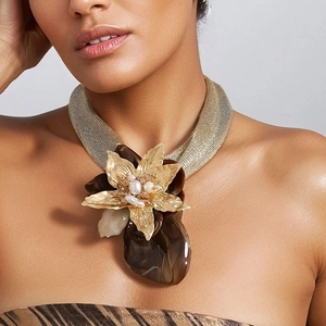 Collier Plastron Exagéré Chaîne En Maille Dorée Fleur Alliage Künstliche Perle Imitation Pendentif Pierre Acrylique Marron Bijoux Vintage