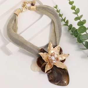 Collier plastron en maille dorée avec fleur de perle et pendentifs en résine marbrée