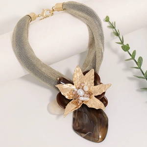 Collier en maille dorée avec pendentif fleur en perle et pierre en acrylique marron