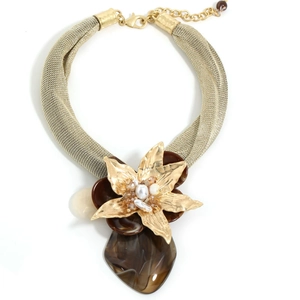 Collier en maille dorée avec pendentif fleur de perle et goutte de résine marron chic