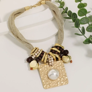 Collier maille dorée avec pendentif carré martelé et grande perle centrale