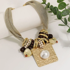Collier plastron doré en maille avec pendentif carré et grande perle nacrée centrale