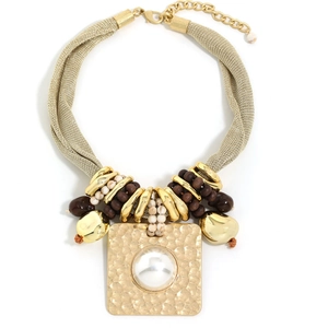 Collier en maille dorée avec pendentif carré martelé et perle blanche pour femmes