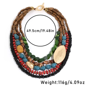 Détail d'un collier bohème multicouches avec un fermoir à bascule OT doré élégant