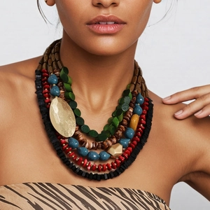 Collier bohème multicouches avec perles colorées et plaque ovale en métal doré
