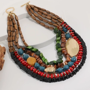 Collier bohème multicouche avec perles colorées et bois sur support d'exposition
