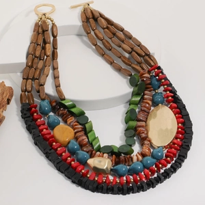 Collier bohème multicouche avec perles colorées, bois et fermoir doré de type toggle