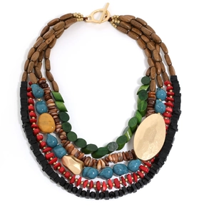 Collier bohème multicouche avec perles en bois colorées et détails dorés mats
