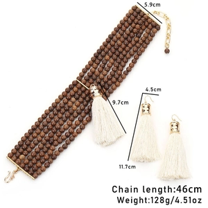 Parure bohème avec perles en bois et pompons blanc cassé incluant collier et boucles