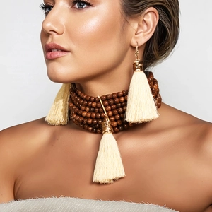 Parure ethnique avec collier de perles en bois multicouches et boucles d'oreilles à pompons