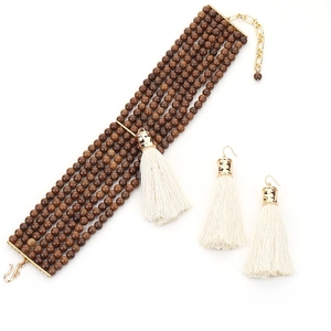 Parure bohème avec bracelet en perles de bois foncé et boucles d'oreilles à pompons