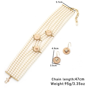 Elegantes mehrlagiges Perlen-Choker-Set mit passenden runden Ohrringen und Größenangaben