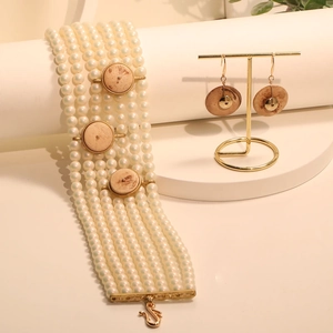 Elegantes mehrlagiges Perlen-Halsband-Set mit Holzmaserung-Akzenten und passenden Ohrringen