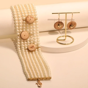 Elegantes mehrlagiges Perlen-Choker-Halsketten und passende Ohrringe Schmuckset