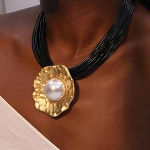 Collier Pendentif Multi-rangs Cordon De Cire Alliage Fleur Ton Or Martelé Imitation Künstliche Perle Bijoux Boho Rétro Pour Femmes