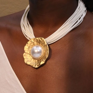 Collier multi-rangs en corde blanche avec pendentif martelé doré et grosse perle