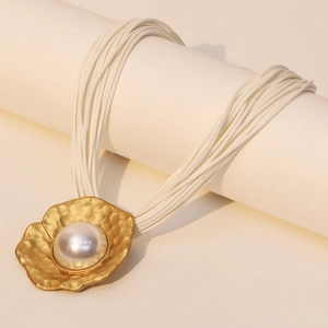 Collier multi-rangs en cordon ciré avec fleur martelée dorée et centre en perle