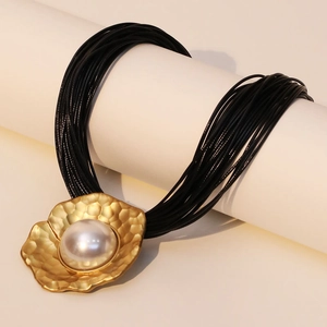 Collier multi-cordons en cire avec pendentif fleur dorée martelée et perle blanche
