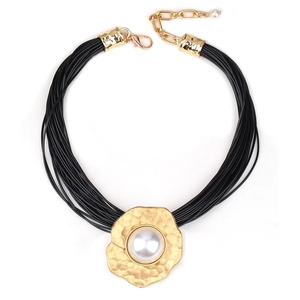Collier multi-rangs en cordon ciré noir avec pendentif doré martelé et grosse perle