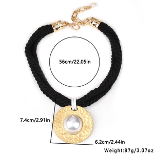 Détail montrant les dimensions du collier doré martelé avec perle sur cordon noir