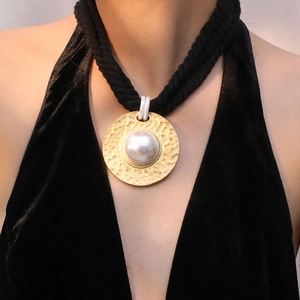 Collier pendentif martelé doré avec perle centrale sur cordon noir multicouche pour femme