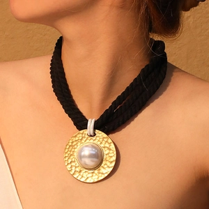 Collier Pendentif Déclaration Alliage Disque Doré Martelé Grosse Künstliche Perle Imitation Triple Chaîne En Corde Tressée Vintage Femmes