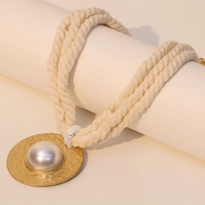 Collier en corde tressée avec grand pendentif disque doré martelé et perle centrale