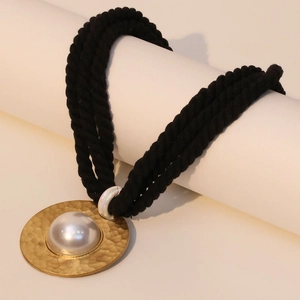 Collier multi-cordons noirs avec pendentif disque doré martelé et perle blanche