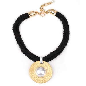Collier multi-rangs en corde noire avec disque martelé doré et pendentif perle