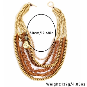Dettaglio di collana boho a strati con perle acriliche e ciondolo a cuore con indicazione misure
