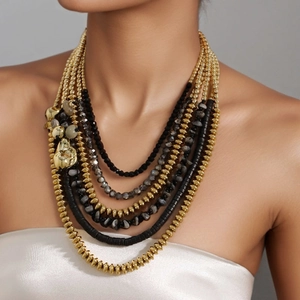 Collana di perle bohémien a più strati con accenti in oro e perle grigio marmo