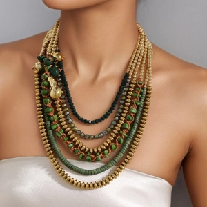 Collana multistrato boho con perline dorate e pietre naturali verdi per donne