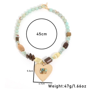 Collier artisanal perlé avec pendentif cœur, perles en bois et détails en pierres bleues