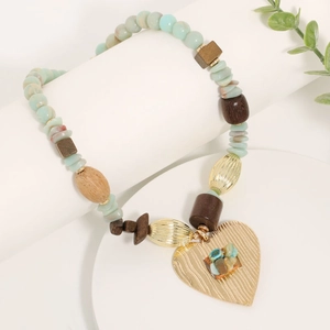 Collier perles bohème en pierres naturelles vert menthe avec pendentif cœur doré