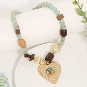 Collier bohème en perles avec pierres vert clair et grand pendentif coeur doré